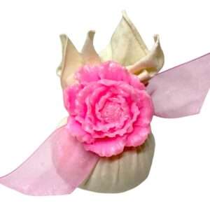 Saquito aromático cerrado con listón y decorado con jabón de flor a juego