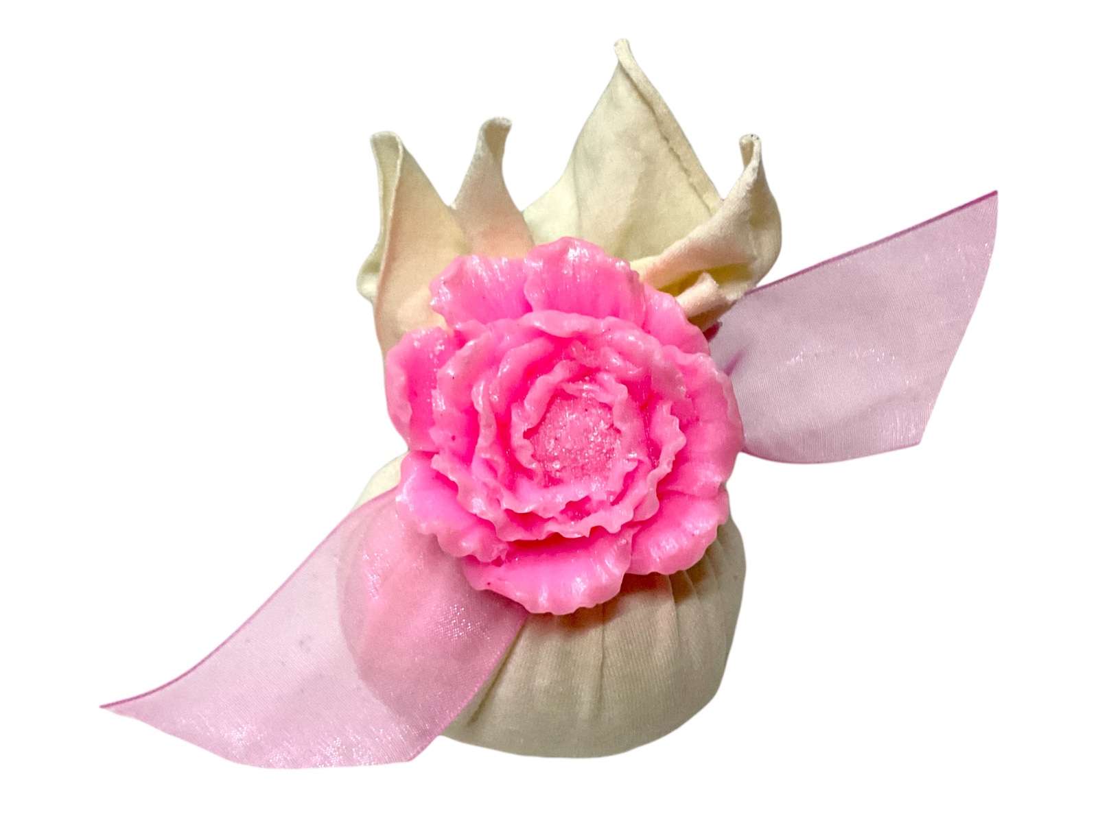 Saquito aromático cerrado con listón y decorado con jabón de flor a juego